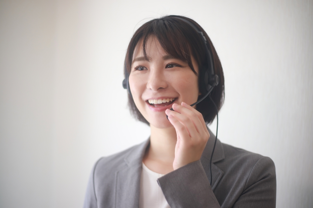 出張買取の相談に答えるオペレーターの女性