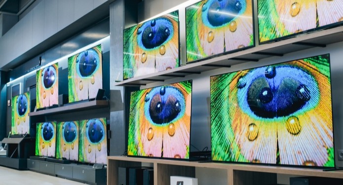 たくさんのテレビが並ぶ様子