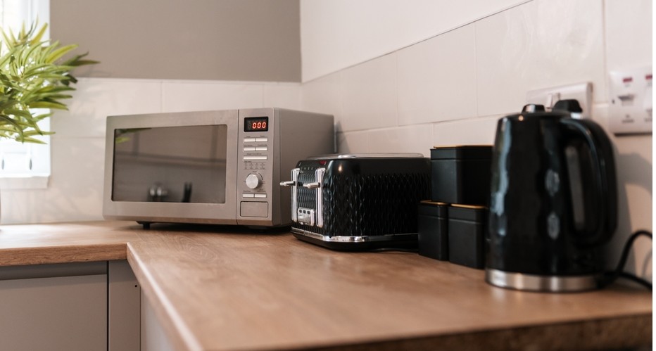 さまざまなキッチン家電が並ぶイメージ（調理家電・小型家電）
