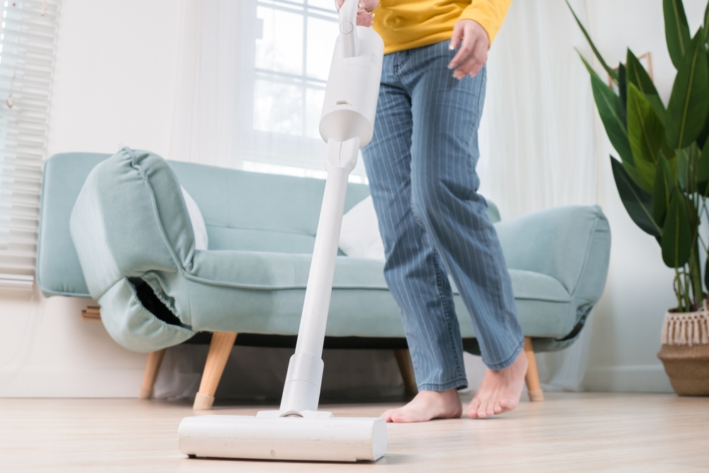 掃除機をかける人