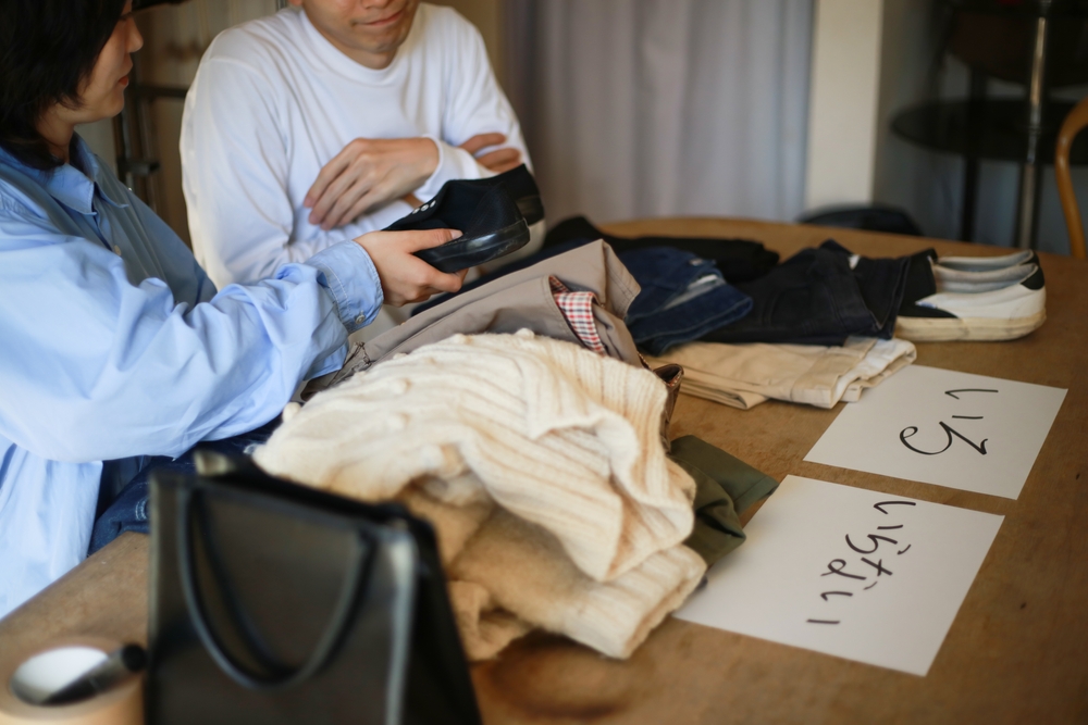 手放すものと残すものを分けている片付けの様子