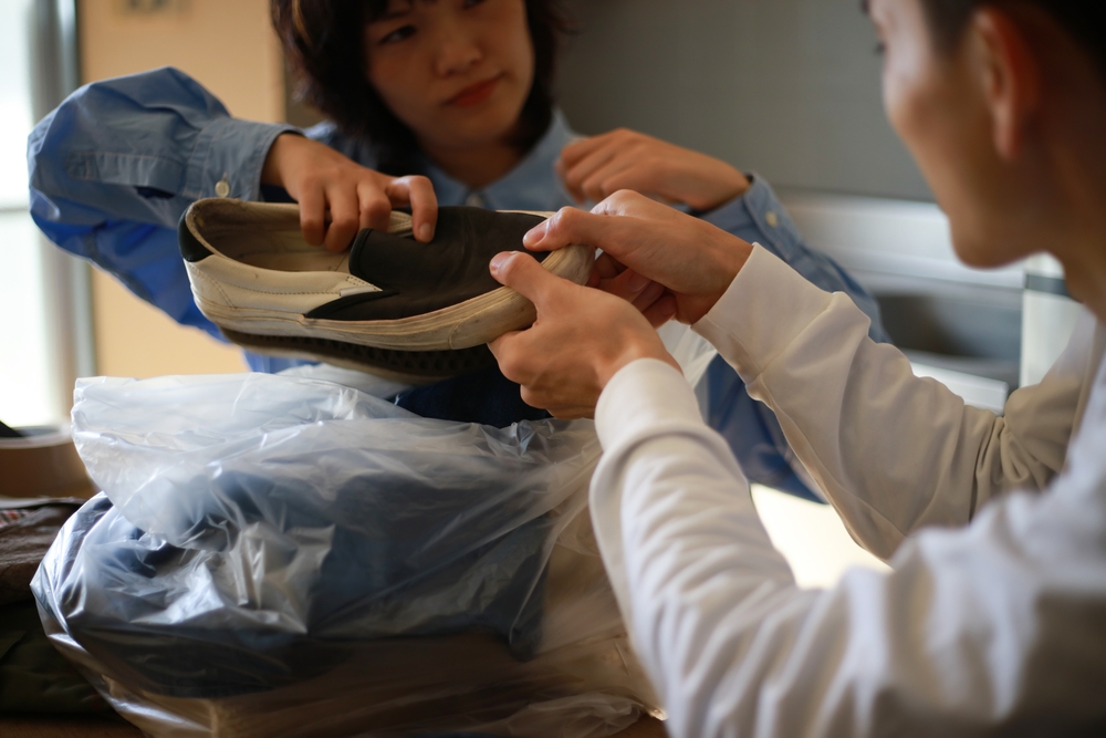 使わなくなった靴を手放すか悩む様子