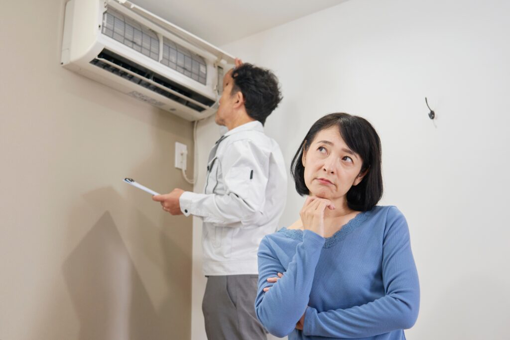 中古エアコンと室外機の買取・処分相談イメージ　エアコンの取り外しや出張買取に対応するイメージ　エアコン中古買取や処分の相談を受ける出張買取あきなや