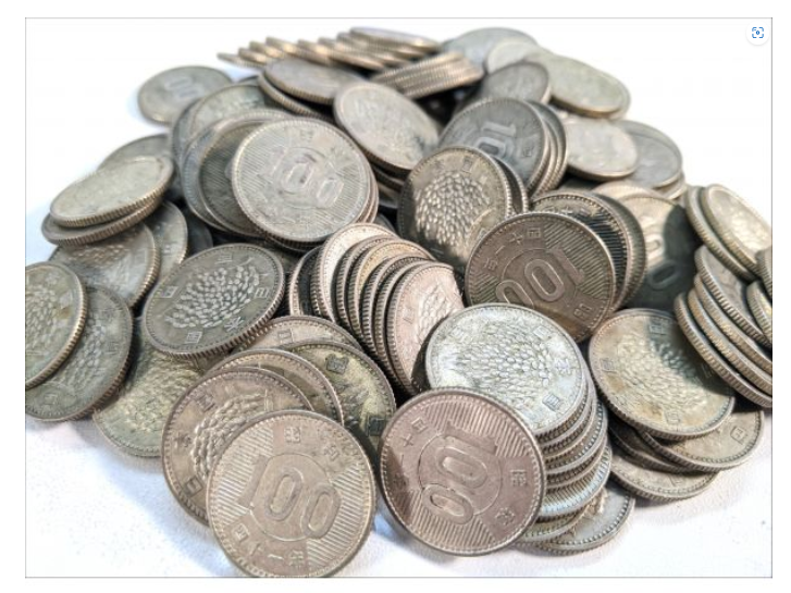 昭和に発行された旧100円銀貨（稲穂の絵柄）が大量に集まった山。出張買取あきなや群馬支店で実際に買い取った品物。買取事例の写真。