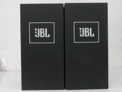 JBLのロゴが前面にデザインされた黒いモニタースピーカーのペア写真