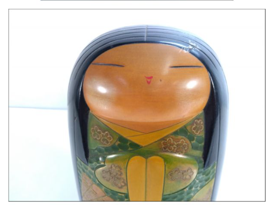 丸みを帯びたフォルムに穏やかな表情が描かれた創作こけし