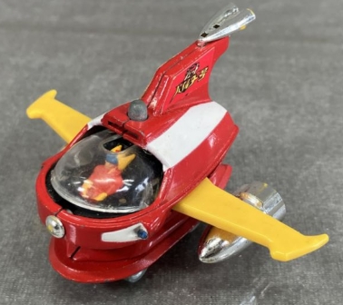 赤と黄色の機体とメッキパーツが特徴的な「マジンガーZ ジェットパイルダー」のレトロな超合金玩具。斜め上からの全体写真。