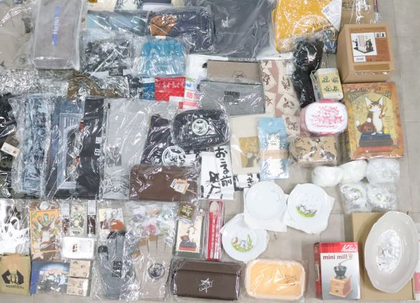 箱や袋入りのまとめられた大量のわちふぃーるどグッズ(ダヤンのぬいぐるみ、ポーチ、食器など)