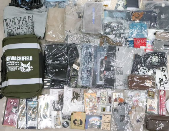 箱や袋入りのまとめられた大量のわちふぃーるどグッズ(ダヤンのリュック、ポーチ、衣類、ノートなど)